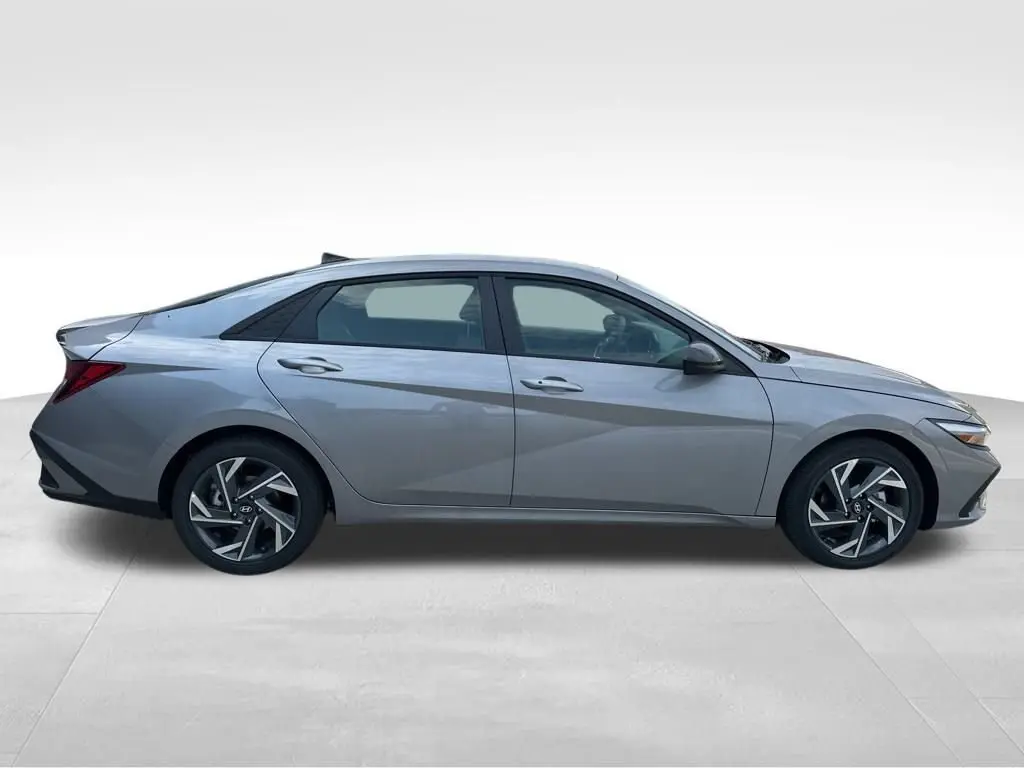 2025 Hyundai Elantra SEL Sport photo 5
