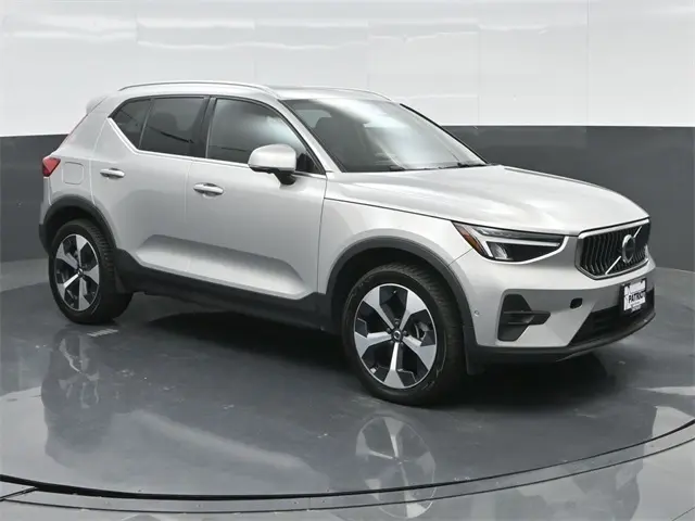 2024 Volvo XC40 Plus photo 2