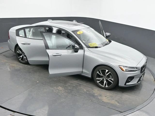 2025 Volvo - image 57