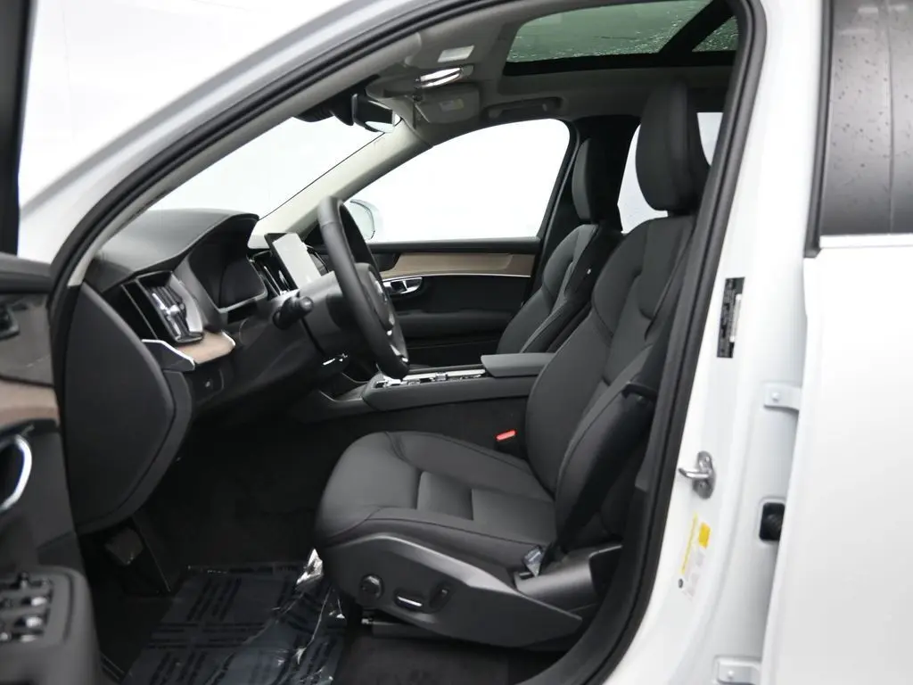 2025 Volvo - image 22