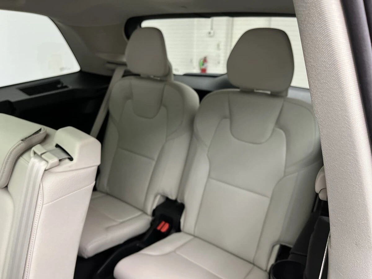 2022 Volvo - image 14