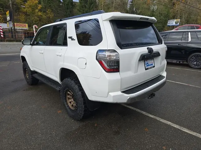 2022 Toyota 4Runner TRD Off-Road photo 2