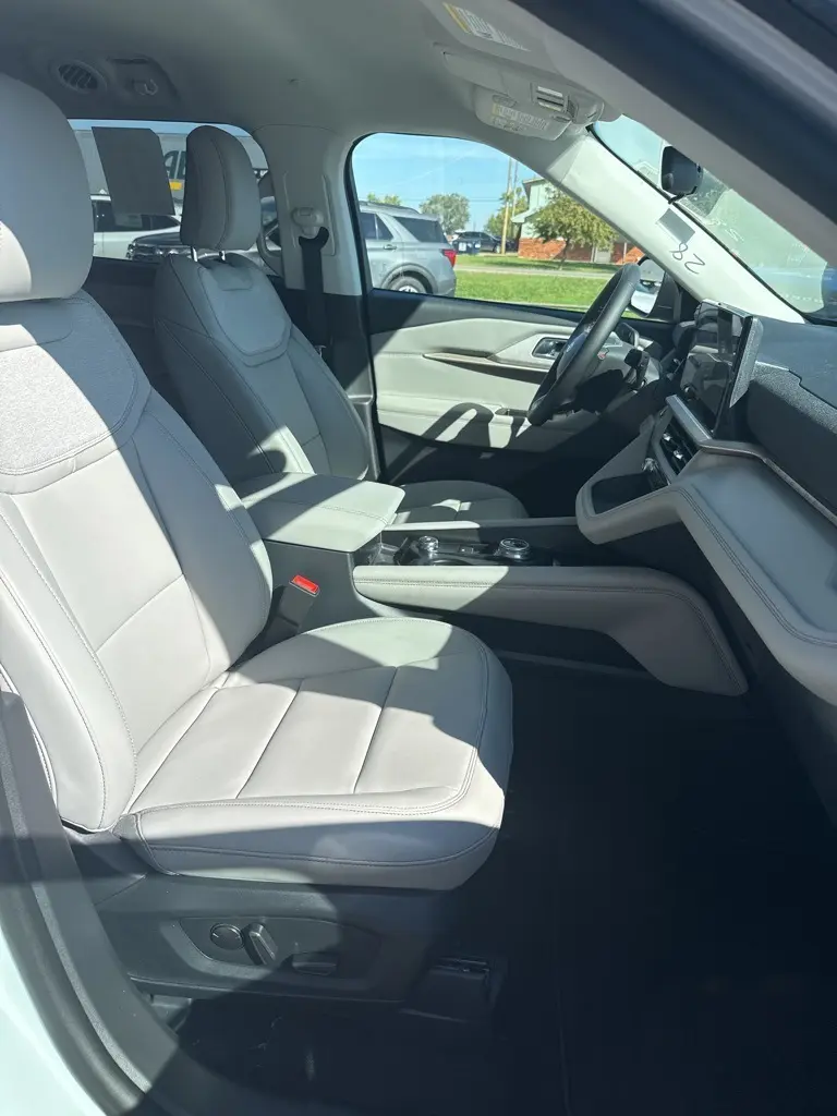 2025 Ford Explorer photo 25