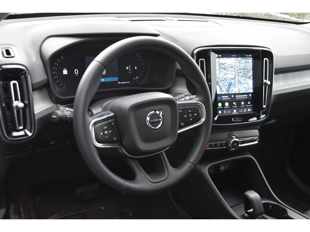 2025 Volvo - image 8