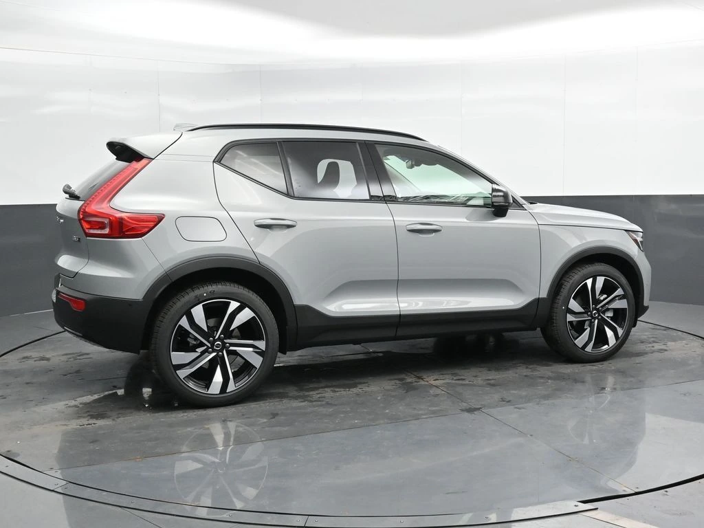 2025 Volvo - image 3