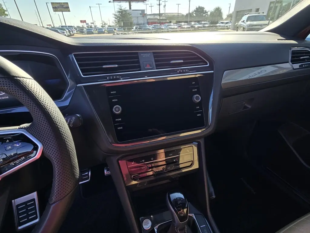 2024 Volkswagen Tiguan SE R-Line Black photo 11