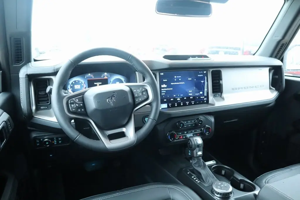 2025 Ford Bronco Outer Banks photo 2