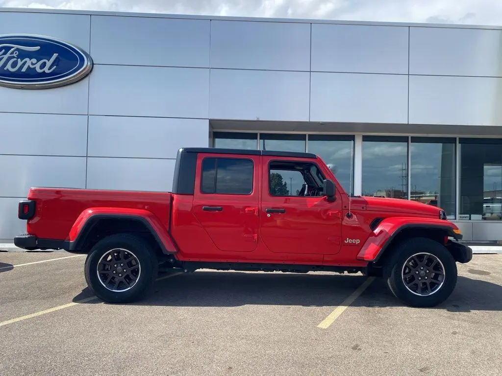 2023 Jeep Gladiator Overland photo 2