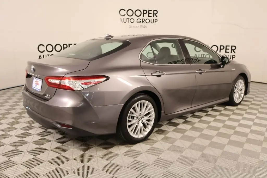 2019 Toyota Camry Hybrid LE photo 21