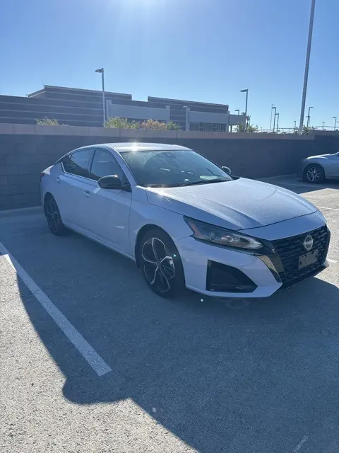 2024 Nissan Altima 2.5 SR photo 2