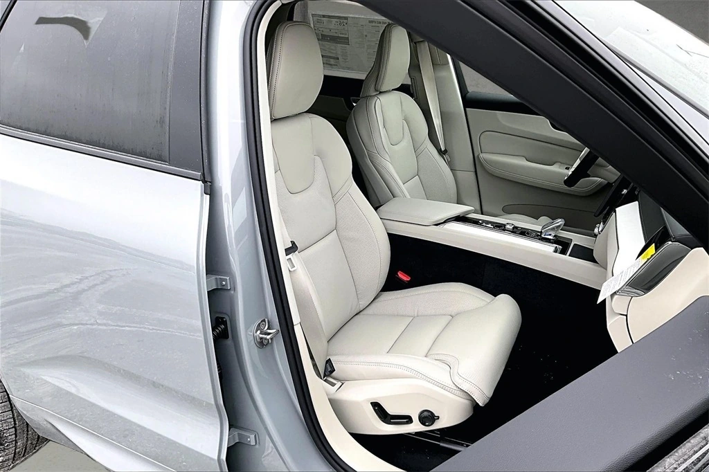 2026 Volvo - image 10