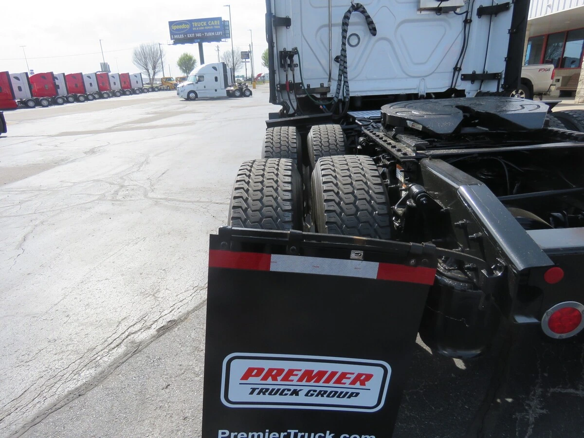 2023 Freightliner Cascadia - image 4