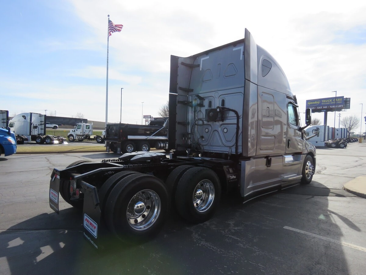 2023 Freightliner Cascadia - image 7