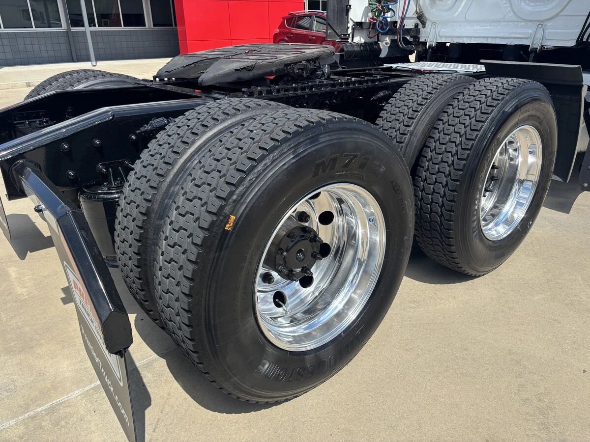 2025 Freightliner Cascadia — photo 7