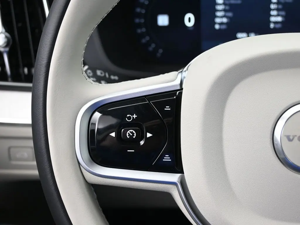 2026 Volvo - image 11