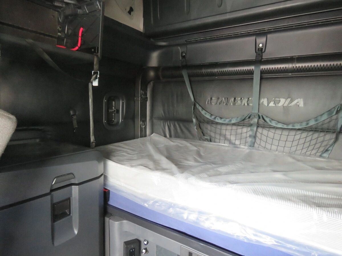 2023 Freightliner Cascadia - image 15