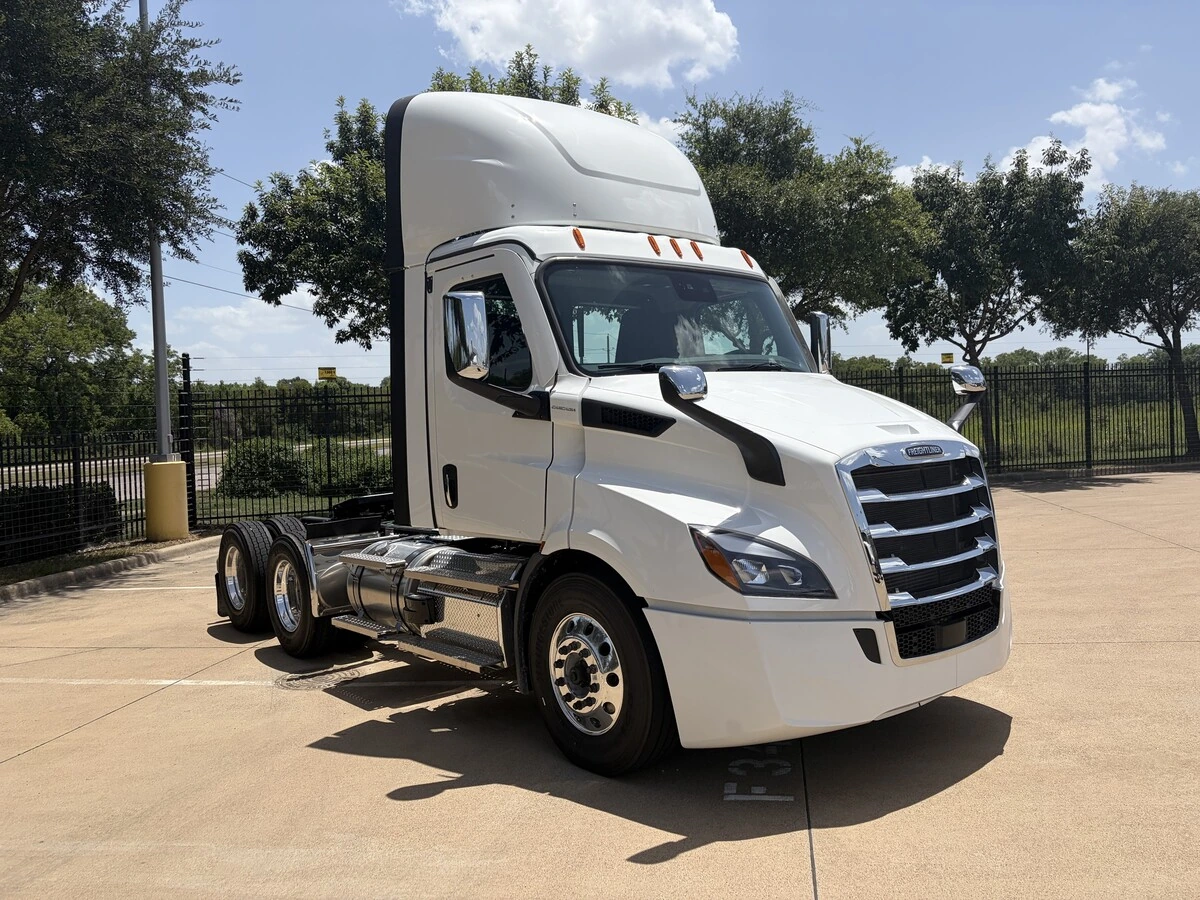 2027 Freightliner Cascadia — photo 7