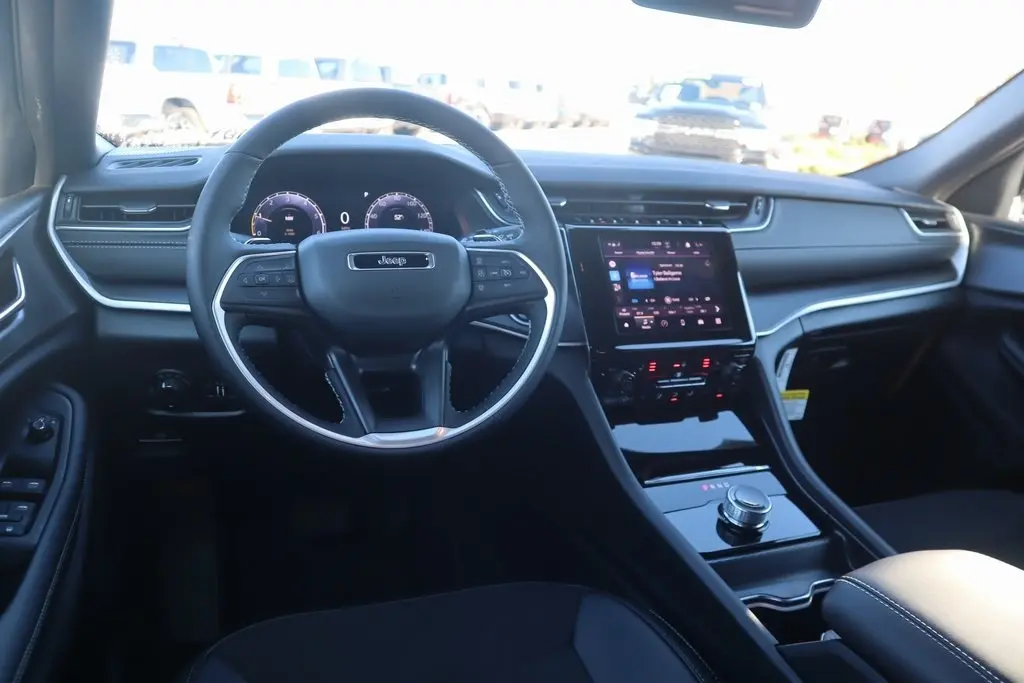 2025 Jeep Grand Cherokee Altitude X photo 2