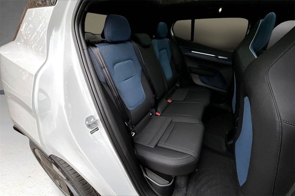 2026 Volvo - image 9