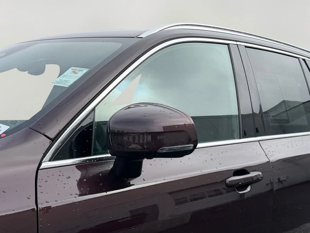 2025 Volvo - image 28