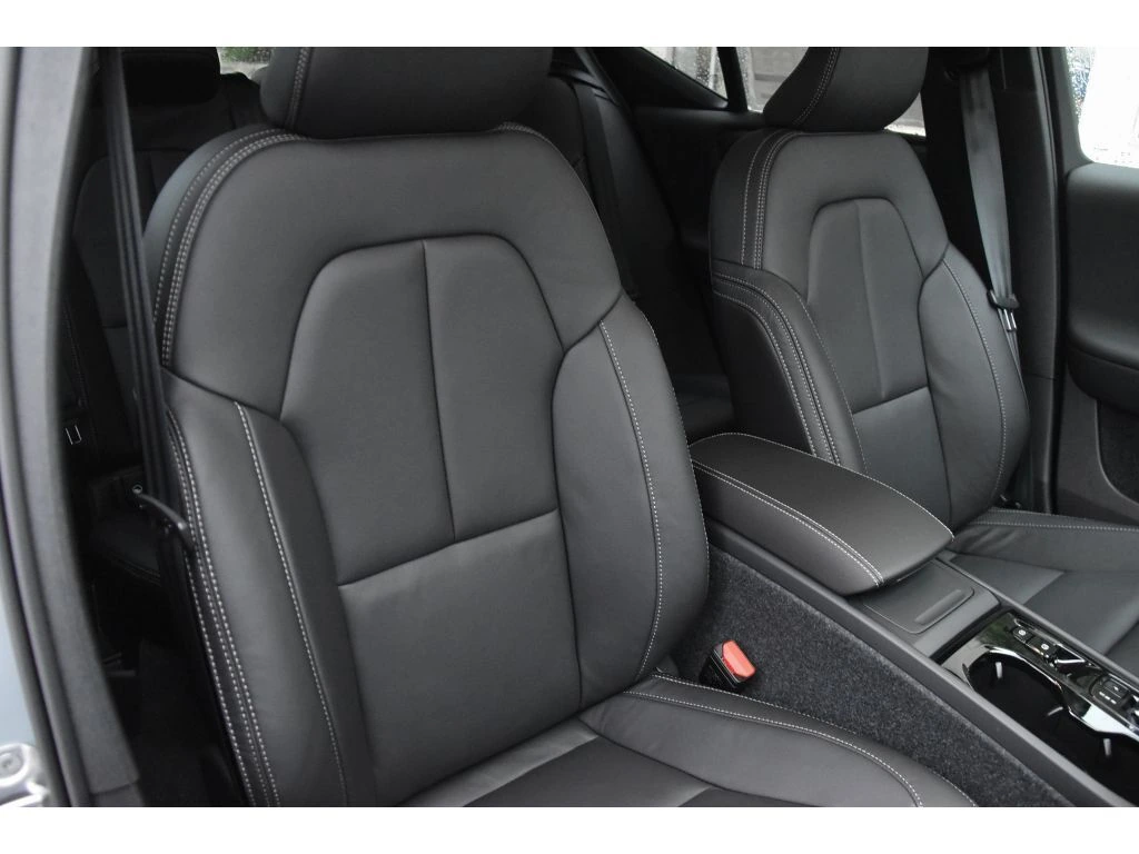 2026 Volvo - image 31