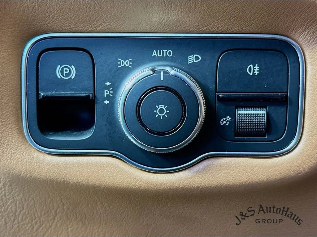 2021 Aston Martin DBS photo 9