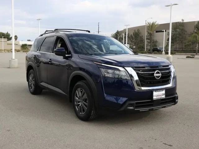2025 Nissan Pathfinder SV's photo