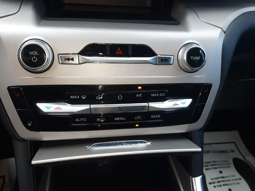 2024 Ford Explorer XLT photo 17