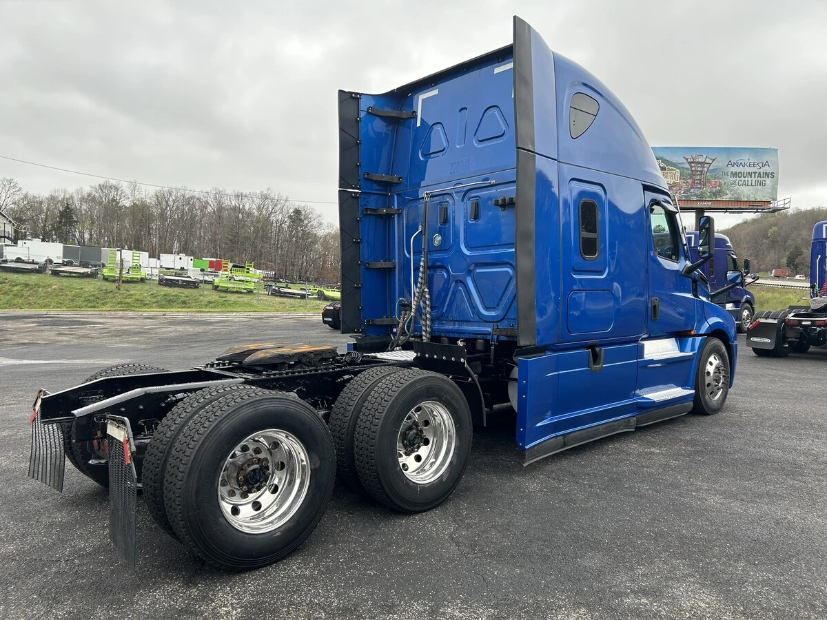 2022 Freightliner Cascadia - image 5
