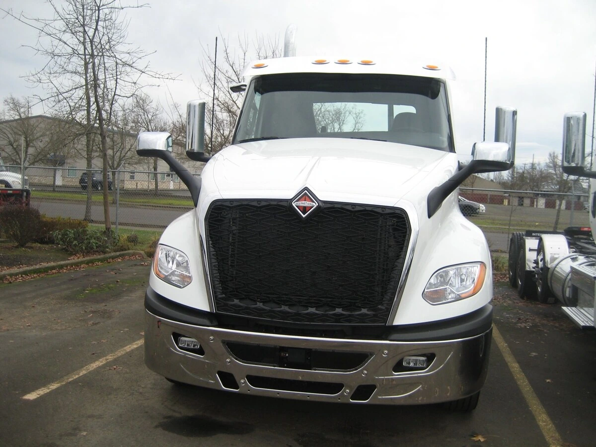 2025 International LT — photo 3