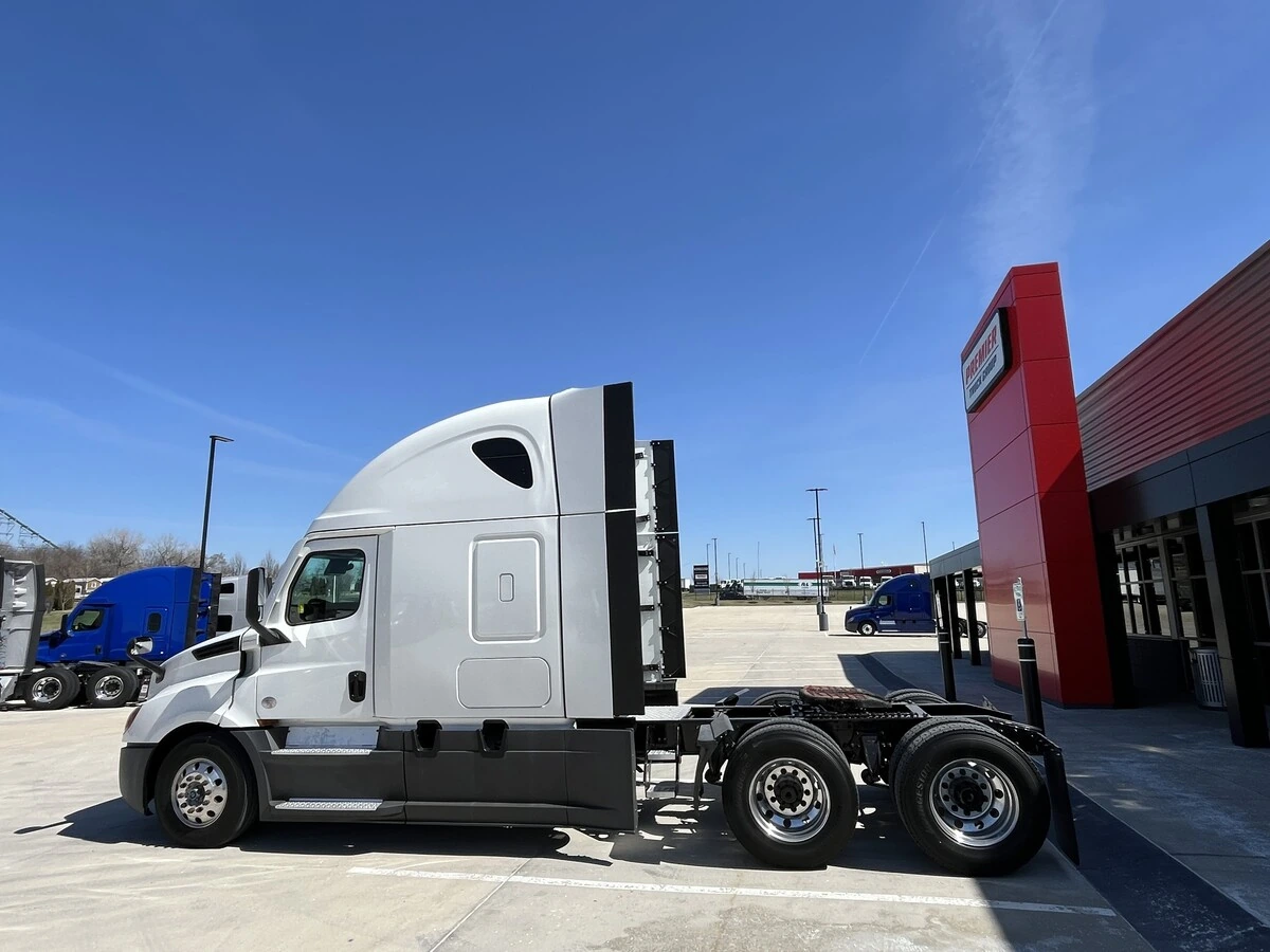 2023 Freightliner Cascadia - image 11