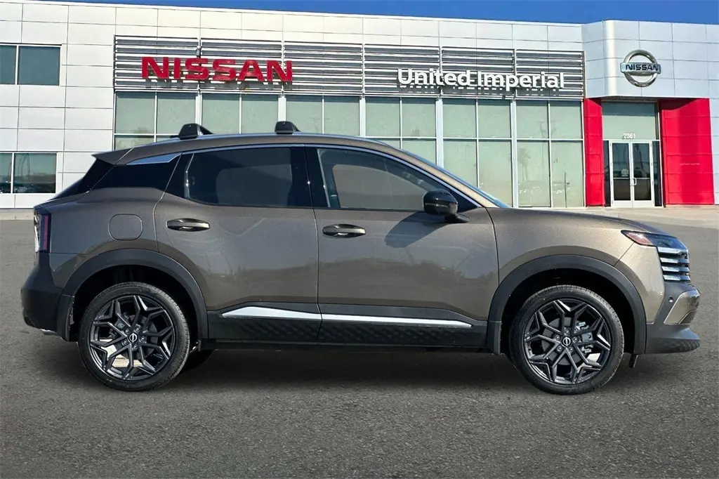 2026 Nissan Kicks SR photo 2