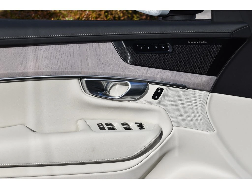 2026 Volvo - image 25