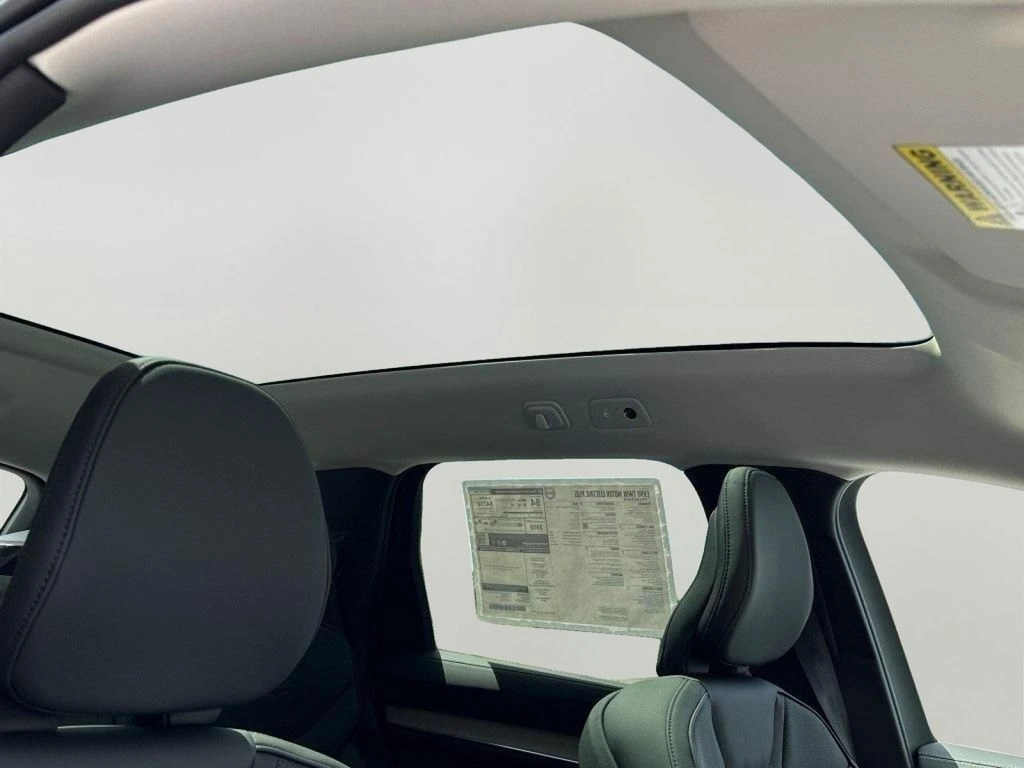 2025 Volvo - image 13