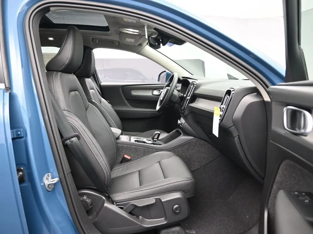 2025 Volvo - image 27