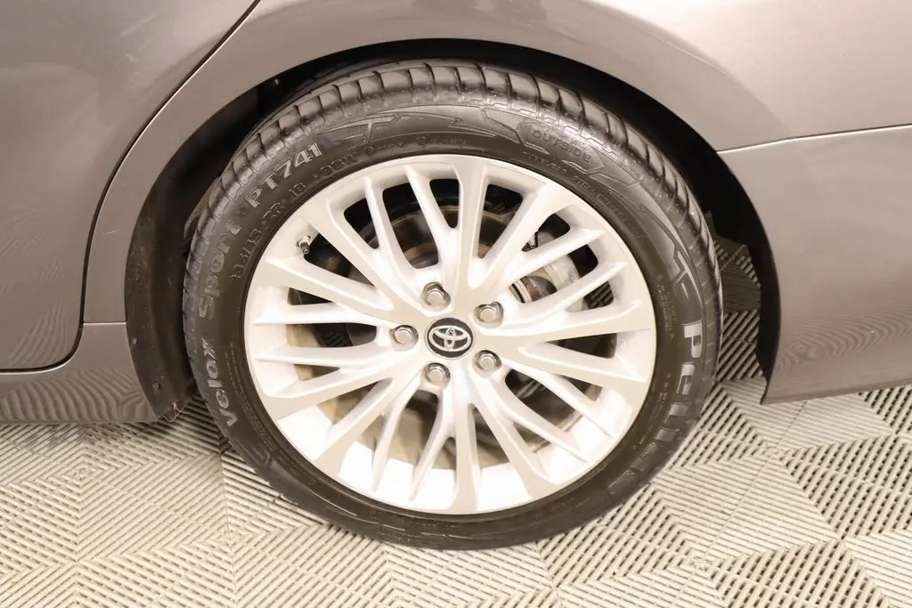 2019 Toyota Camry Hybrid LE photo 19