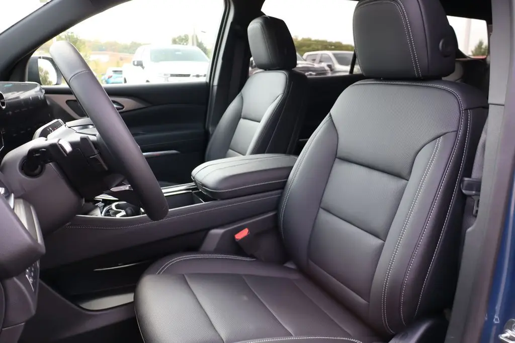 2026 Chevrolet Traverse 2LT photo 9