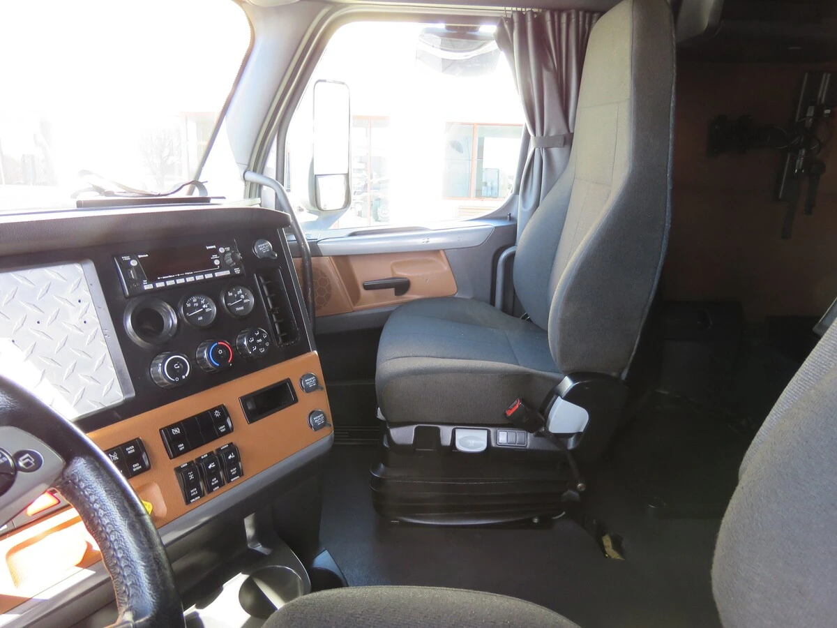 2022 Freightliner Cascadia - image 16