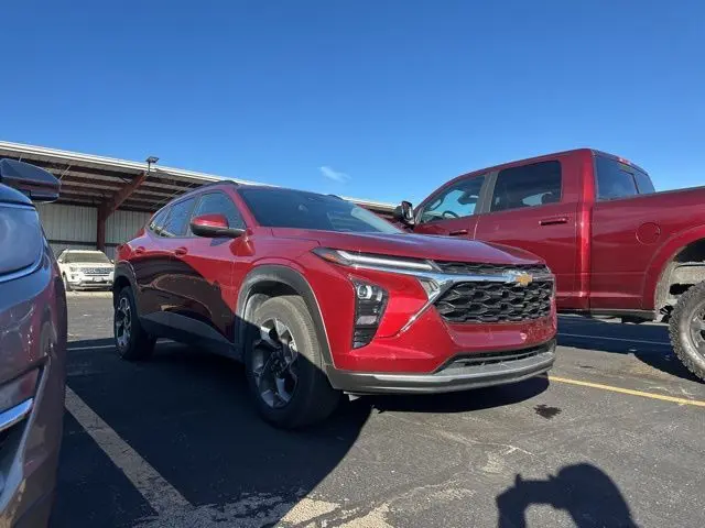 2025 Chevrolet Trax LT photo 3