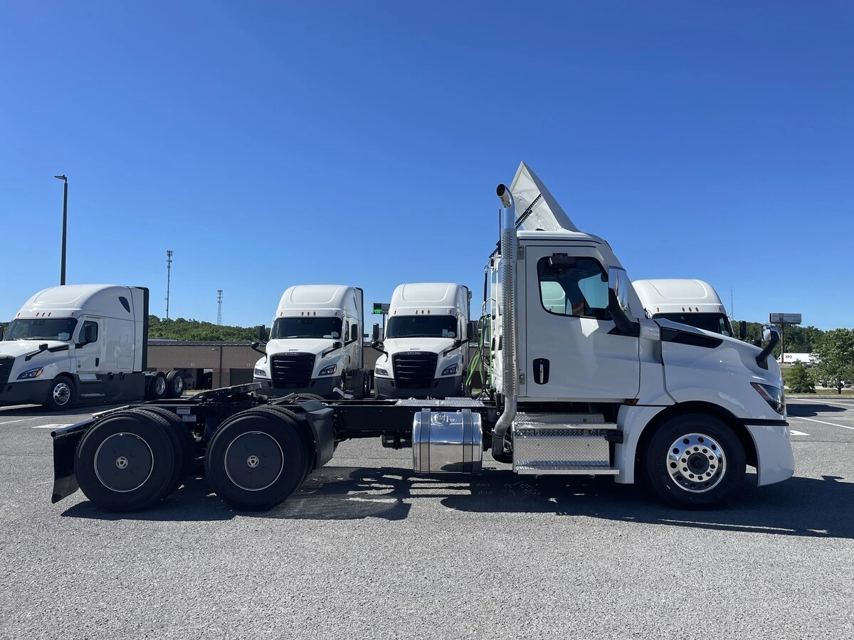 2027 Freightliner Cascadia — photo 5