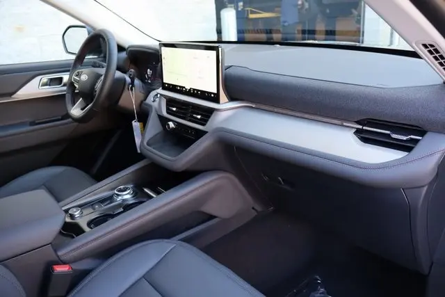 2025 Ford Explorer photo 32