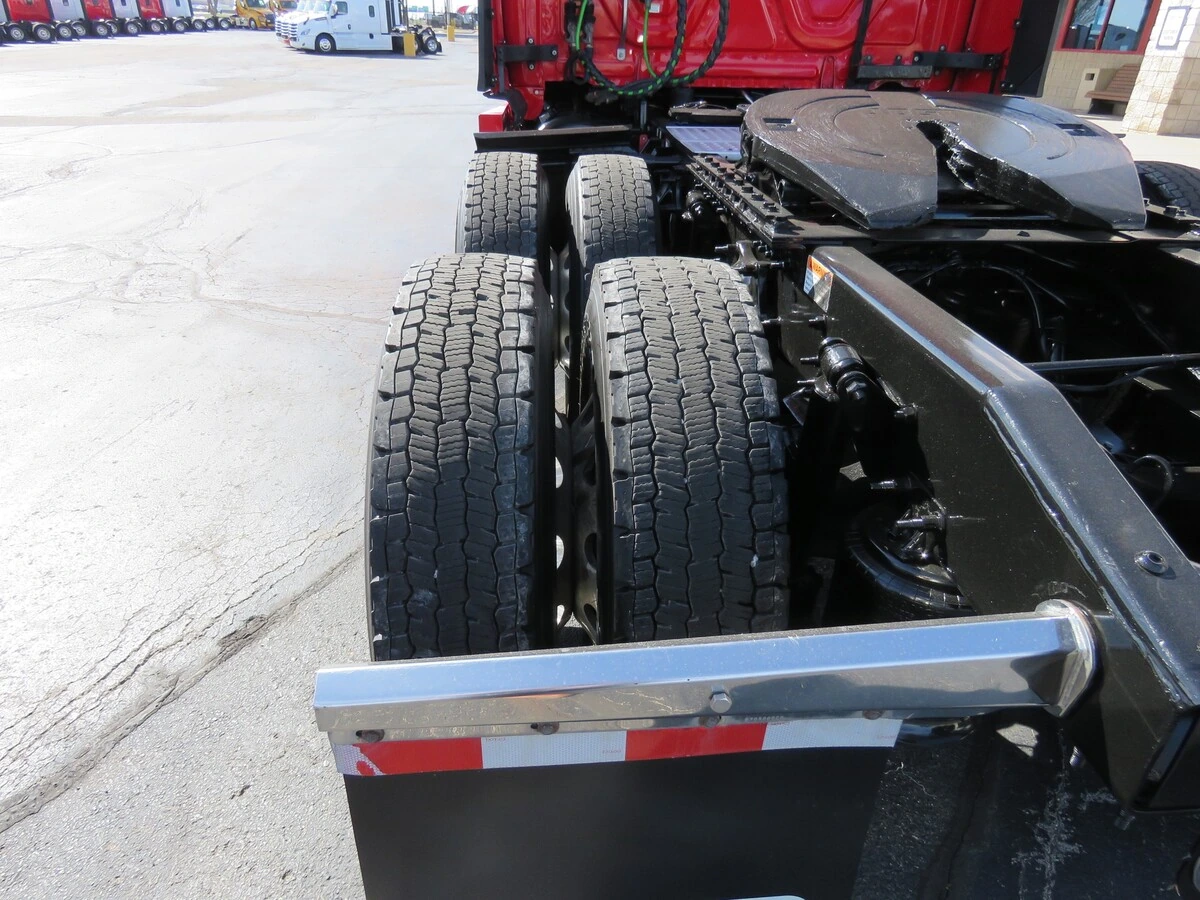 2022 Freightliner Cascadia - image 4