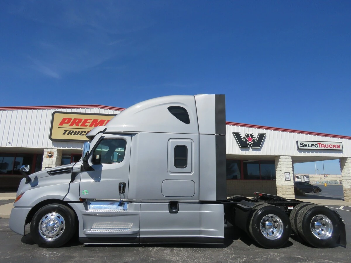 2022 Freightliner Cascadia - image 2