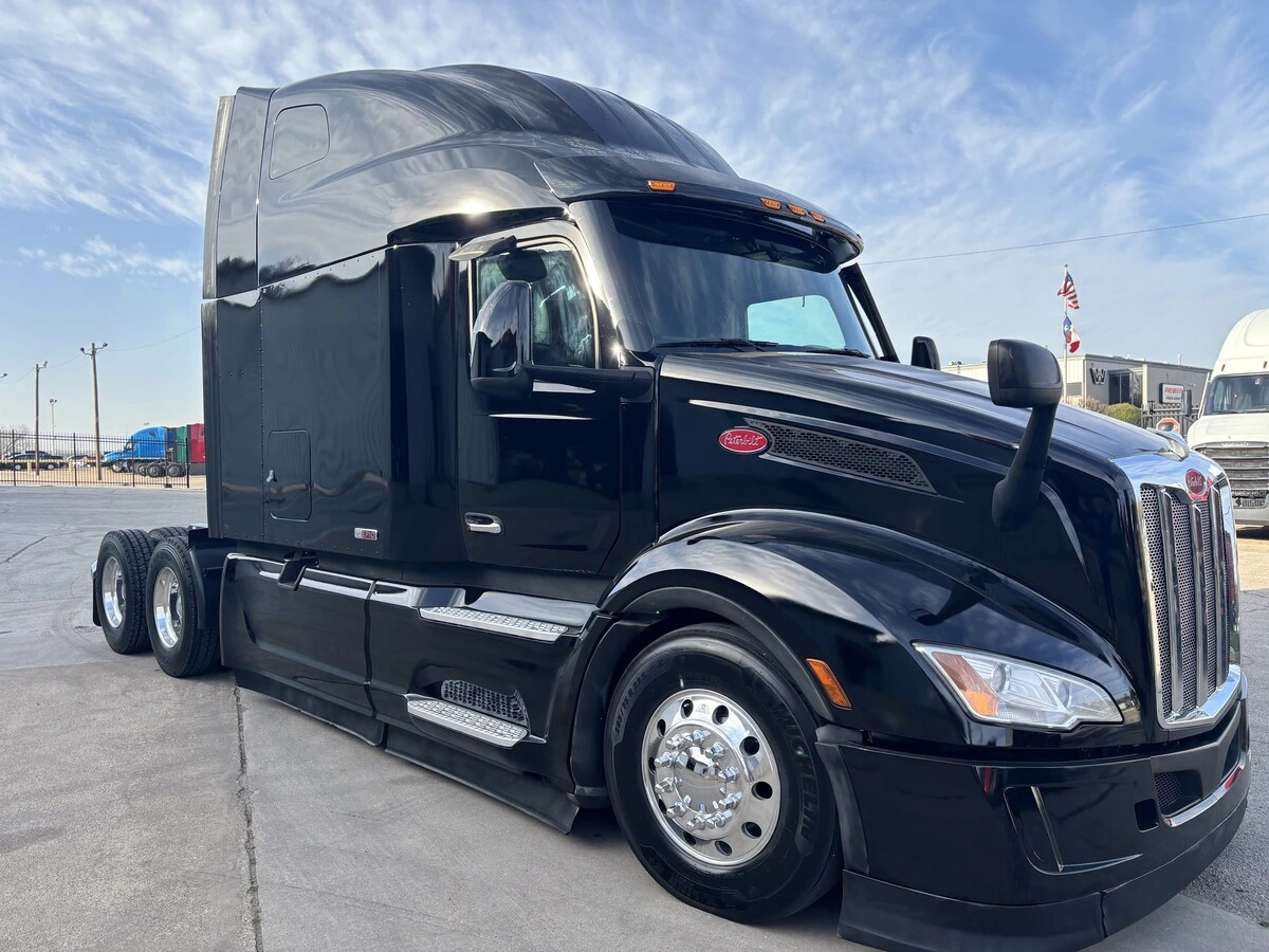 2023 Peterbilt 579 - image 3