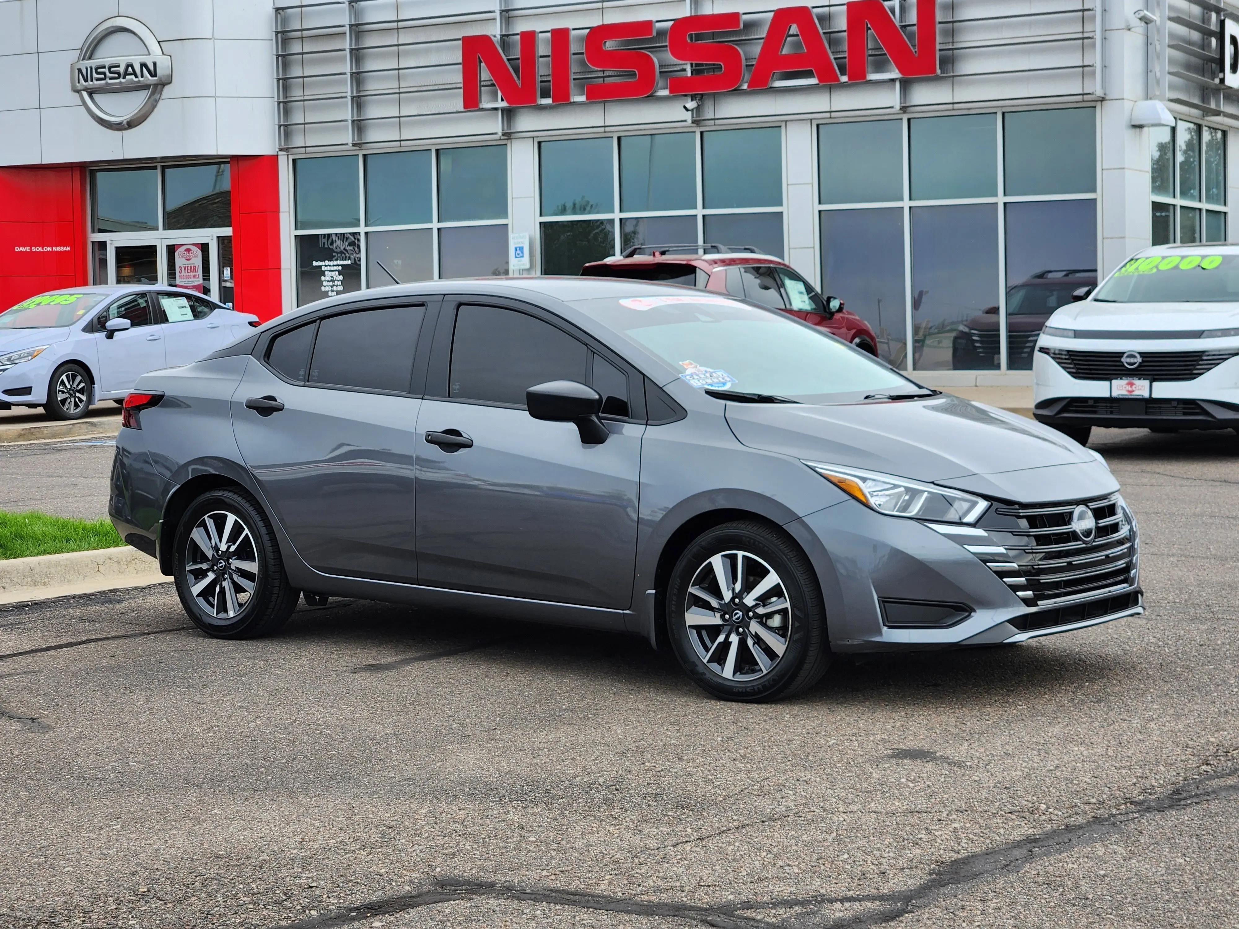 2024 Nissan Versa 1.6 S photo 2