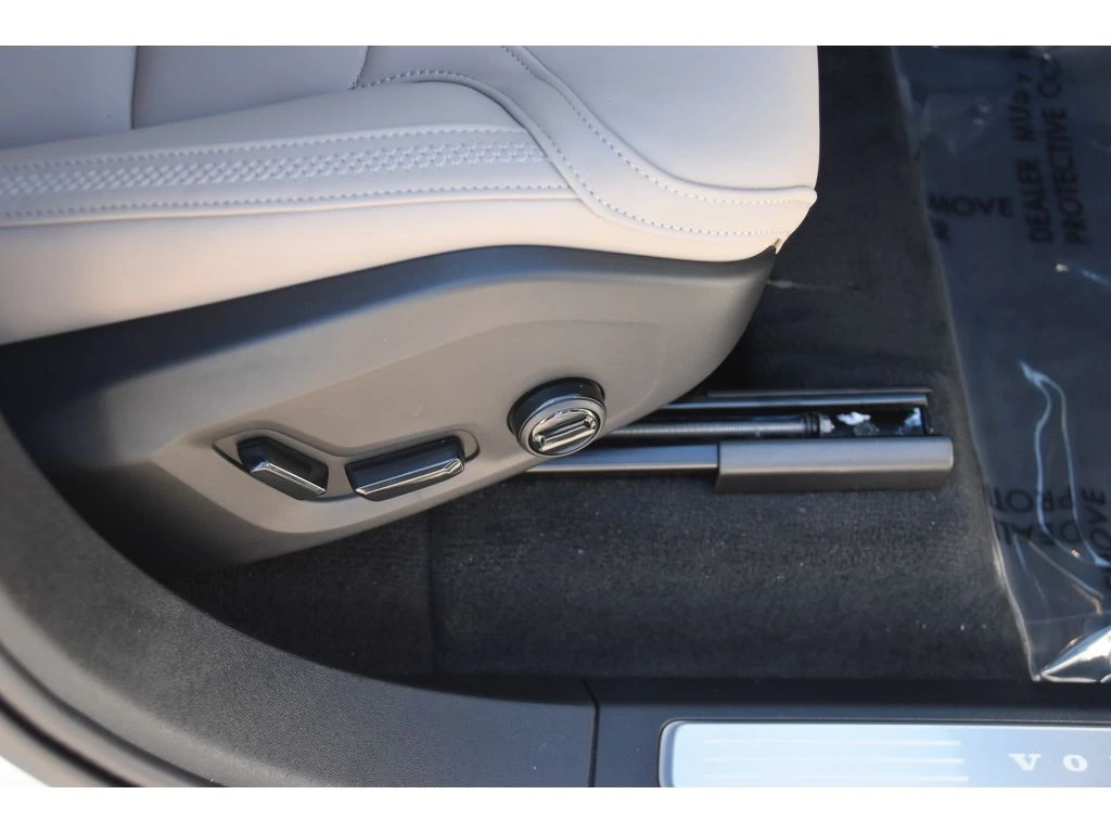 2026 Volvo - image 32