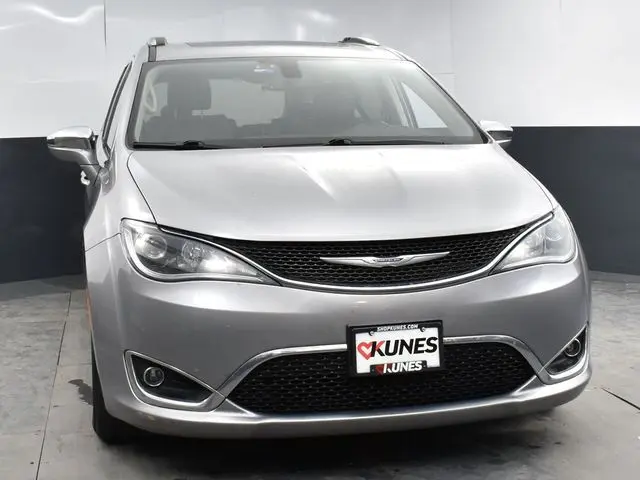 Used 2020 Chrysler Pacifica Limited with VIN 2C4RC1GG1LR272428 for sale in Belvidere, IL