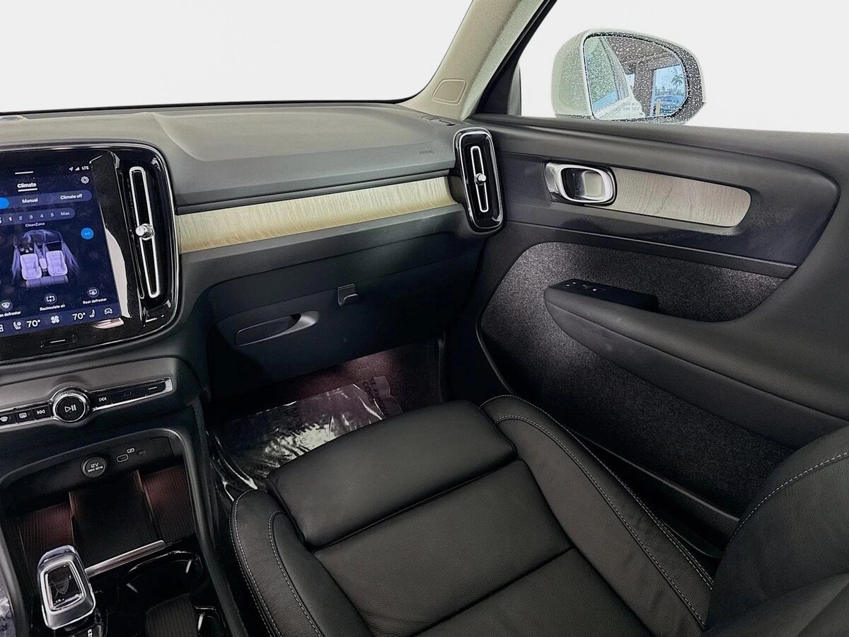 2023 Volvo - image 25