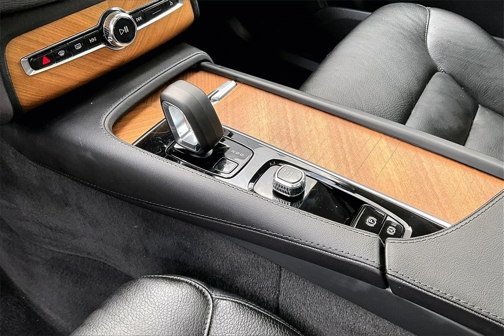 2023 Volvo - image 17