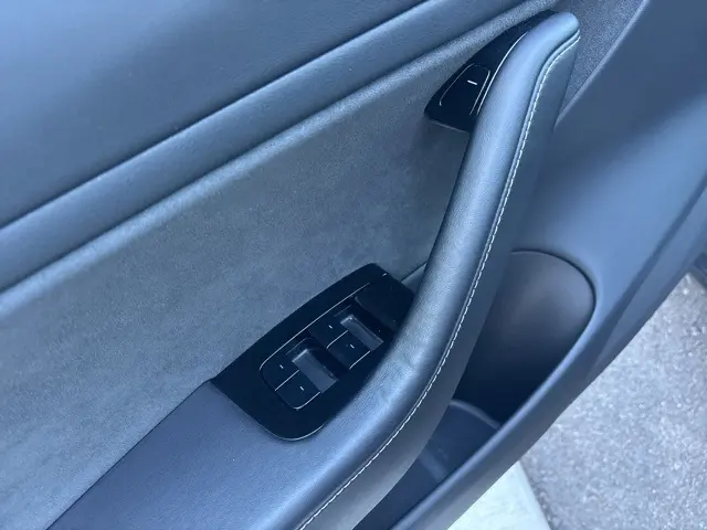 2018 Tesla Model 3 Long Range photo 18
